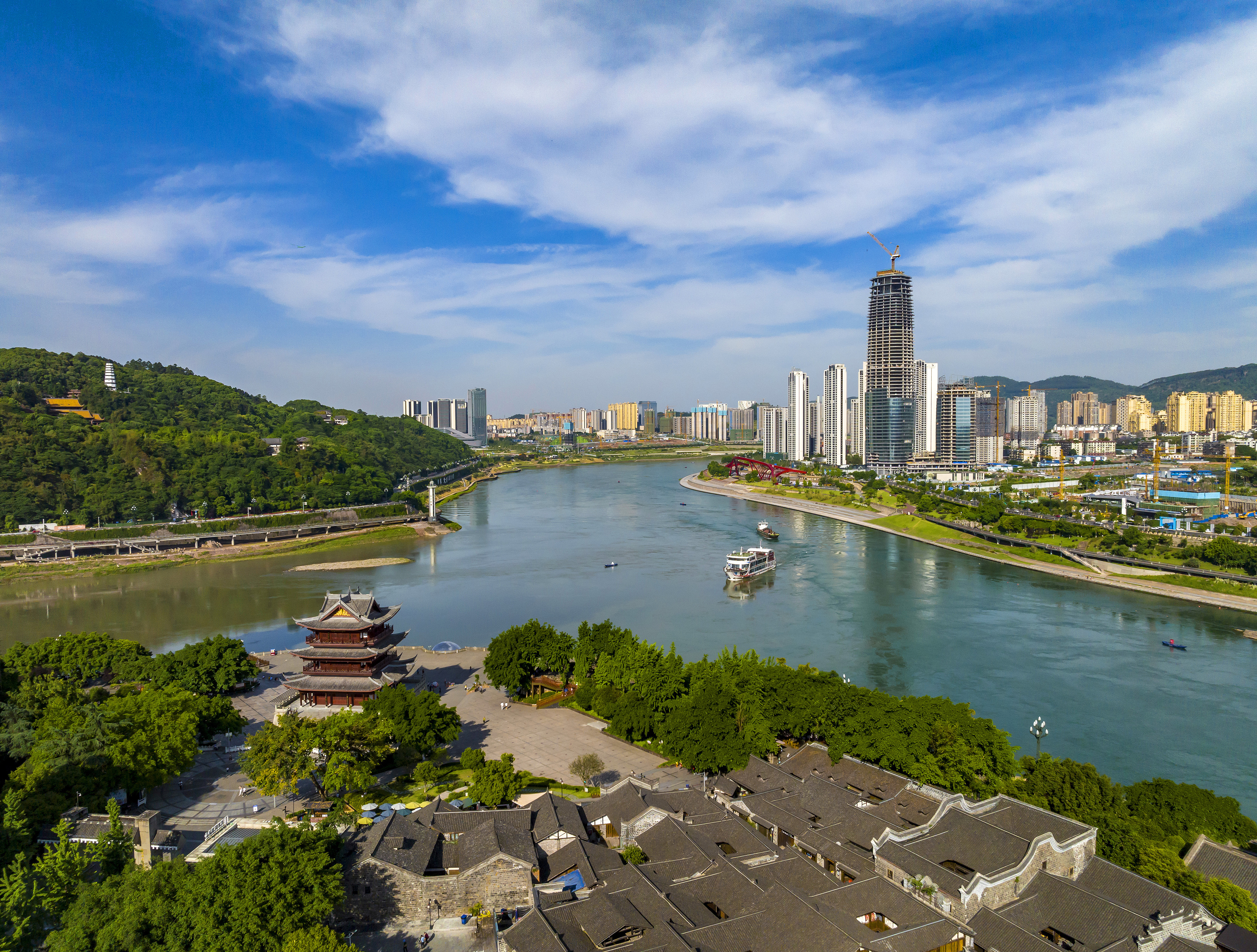 “長江首城”四川宜賓，經(jīng)過長江生態(tài)綜合治理后的三江交匯處風(fēng)光。
