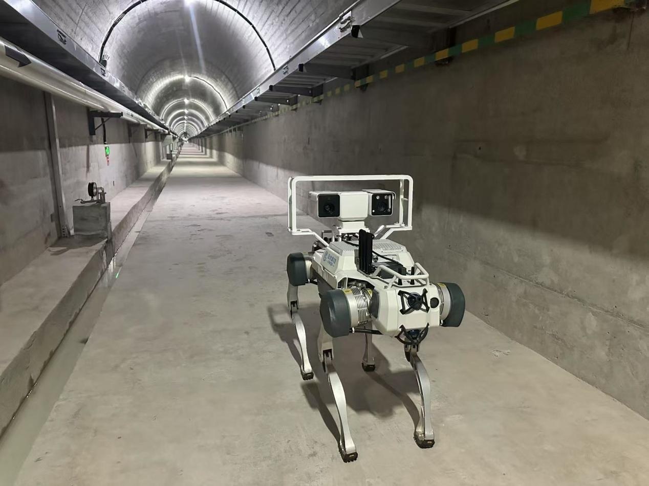 機器人正在對大壩廊道進行巡檢，重點監(jiān)測裂縫，滲水點，積水等。水利部供圖