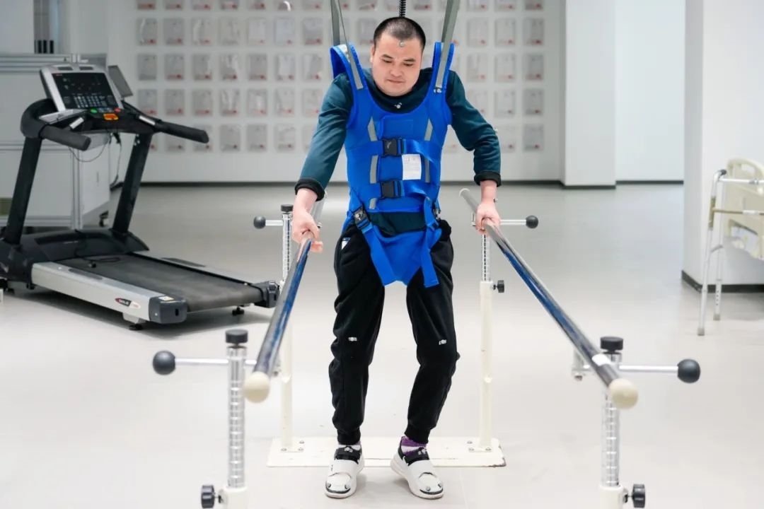 在術后第14天，患者依靠自身運動意圖行走。復旦大學供圖