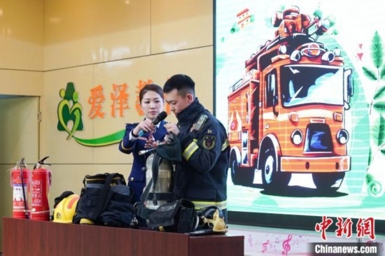 圖為消防員介紹消防裝備。中新社記者 趙宇航 攝