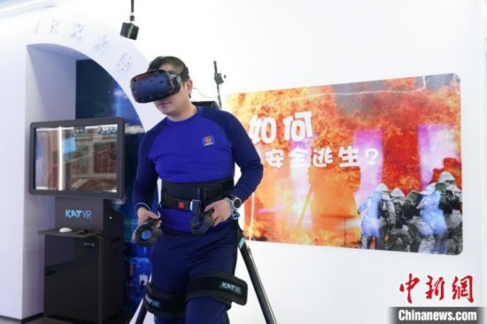 圖為消防員利用VR展示火災(zāi)如何逃生。中新社記者 趙宇航 攝