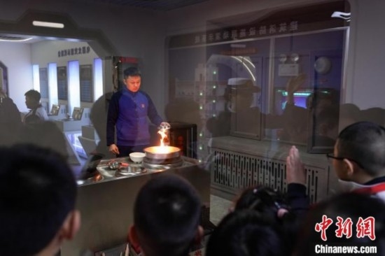 圖為學(xué)生們參觀道里區(qū)消防救援大隊(duì)消防科普體驗(yàn)館內(nèi)火場(chǎng)真實(shí)體驗(yàn)演示區(qū)。中新社記者 趙宇航 攝