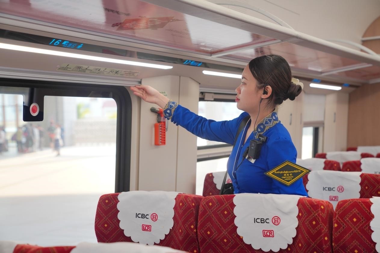 中老鐵路瀾滄號(hào)動(dòng)車(chē)組列車(chē)長(zhǎng)小麗正在進(jìn)行車(chē)廂檢查。老中鐵路有限公司供圖