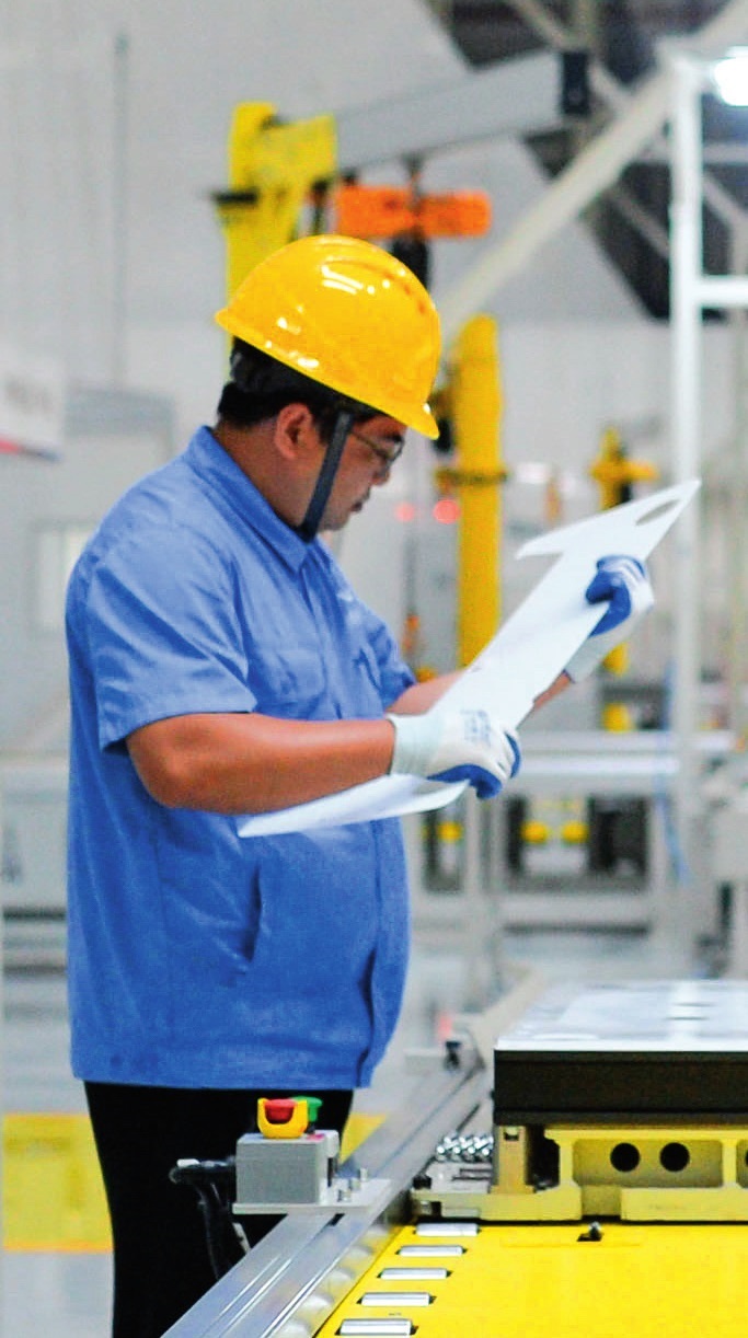 工人在位于廣東珠海的緯景儲(chǔ)能珠?！俺珿工廠”工作（2024年5月19日攝）。李任滋攝/本刊