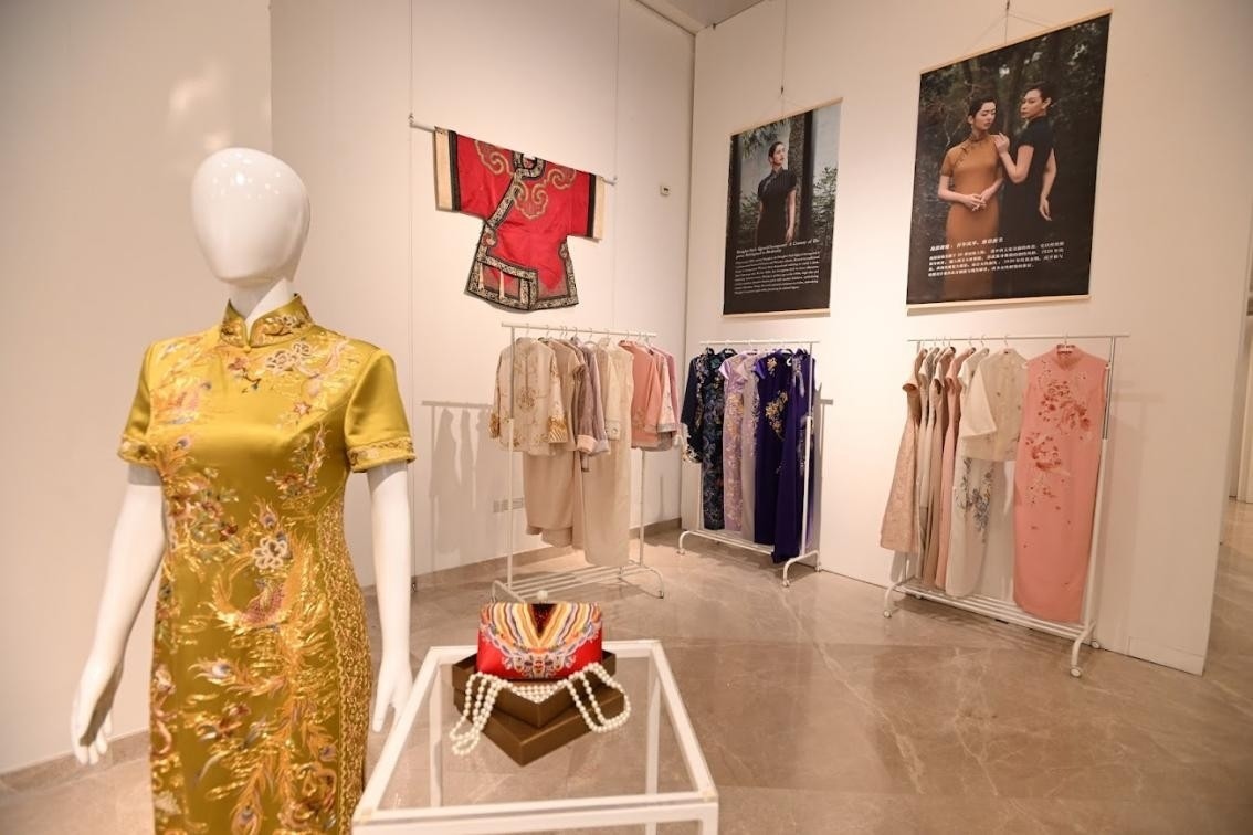 展覽現(xiàn)場(chǎng)展出各種款式的精美旗袍。新加坡中國文化中心供圖