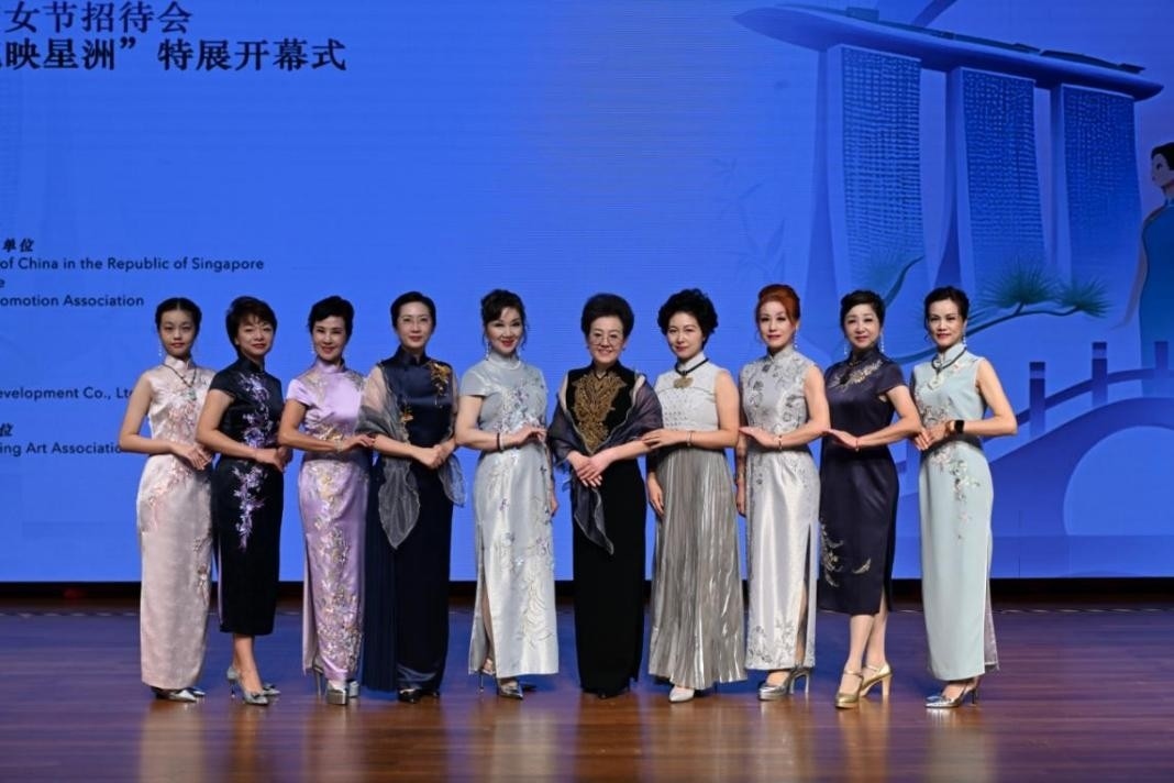 海派旗袍走秀展示著不同款式旗袍的獨(dú)特魅力。新加坡中國文化中心供圖