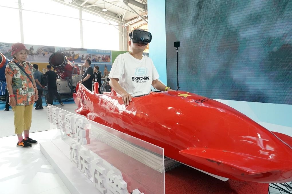 2023年9月15日，觀眾在2023國(guó)際冬季運(yùn)動(dòng)（北京）博覽會(huì)現(xiàn)場(chǎng)通過VR設(shè)備體驗(yàn)雪車。新華社記者 任超 攝