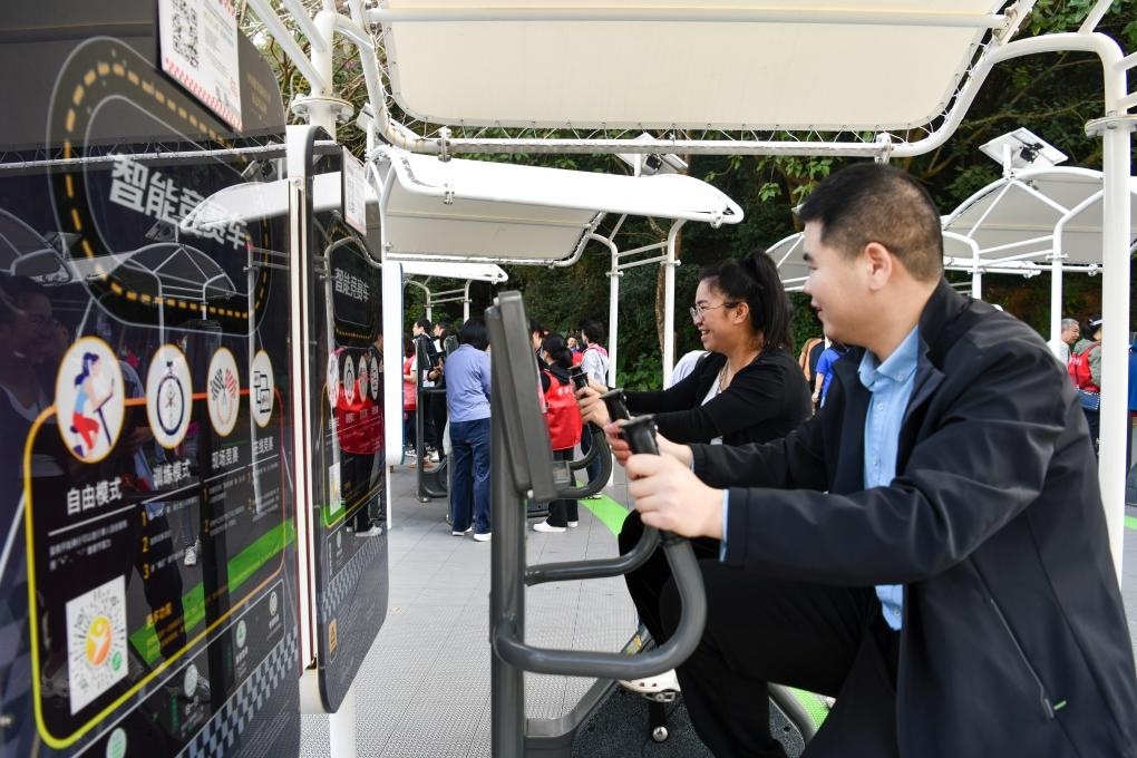 2024年1月20日，市民在蓮花山公園西區(qū)室外智能健身房參加競(jìng)賽活動(dòng)。當(dāng)日，深圳市室外智能健身競(jìng)賽活動(dòng)舉行。新華社記者 梁旭 攝