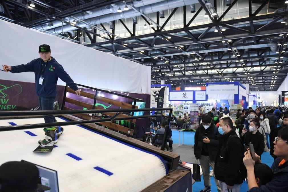 2023年2月11日，參觀者在展會(huì)上了解一款模擬滑雪設(shè)備。當(dāng)日，2023亞洲運(yùn)動(dòng)用品與時(shí)尚展在國(guó)家會(huì)議中心拉開帷幕。新華社記者 張晨霖 攝