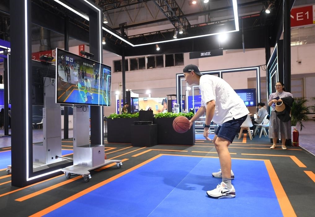 2023年8月25日，在HICOOL2023全球創(chuàng)業(yè)者峰會(huì)展覽展示區(qū)，觀眾體驗(yàn)AI智慧體育運(yùn)動(dòng)系統(tǒng)。當(dāng)日，HICOOL2023全球創(chuàng)業(yè)者峰會(huì)在位于北京市順義區(qū)的中國(guó)國(guó)際展覽中心（新館）開幕。新華社記者 任超 攝