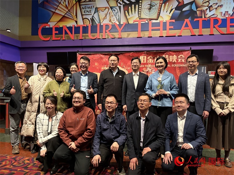 中國駐舊金山總領(lǐng)館外交官們?cè)谔赜硶?huì)現(xiàn)場(chǎng)合影 鄧圩攝