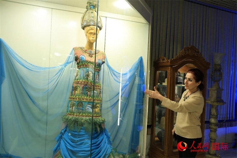 設(shè)計師展示服飾。人民網(wǎng)伊納斯·易卜拉欣攝
