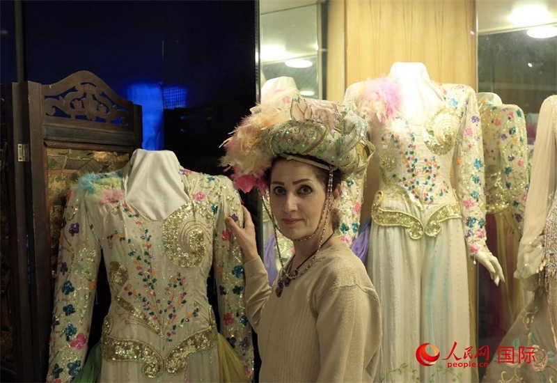 設(shè)計師展示阿拉伯阿巴斯王朝時期王冠。人民網(wǎng)伊納斯·易卜拉欣攝