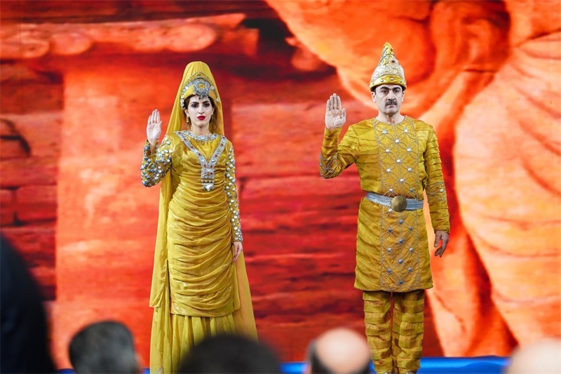 伊拉克時尚館舉辦的時裝展上，模特展示亞述時期服飾。伊拉克時尚館供圖