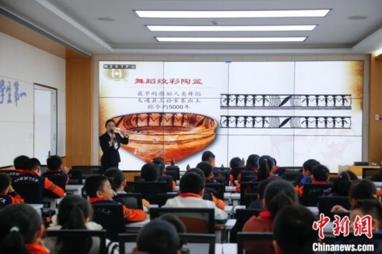 圖為學生在“國寶音樂會”社教課中了解舞蹈紋彩陶盆。中新社記者 馬銘言 攝