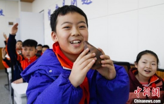 圖為學生在“國寶音樂會”社教課中體驗吹陶塤。中新社記者 馬銘言 攝