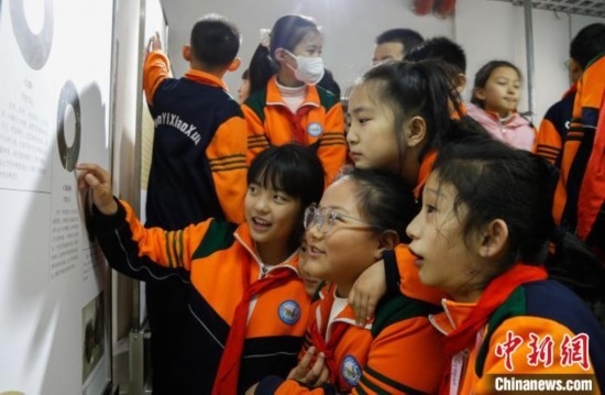 圖為學生參觀青海省博物館“1+3”主題流動展覽，了解在青海喇家遺址出土的齊家文化 · 玉三璜聯(lián)璧。中新社記者 馬銘言 攝