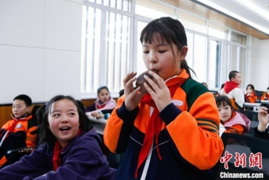 圖為學生在“國寶音樂會”社教課中體驗吹陶塤。中新社記者 馬銘言 攝