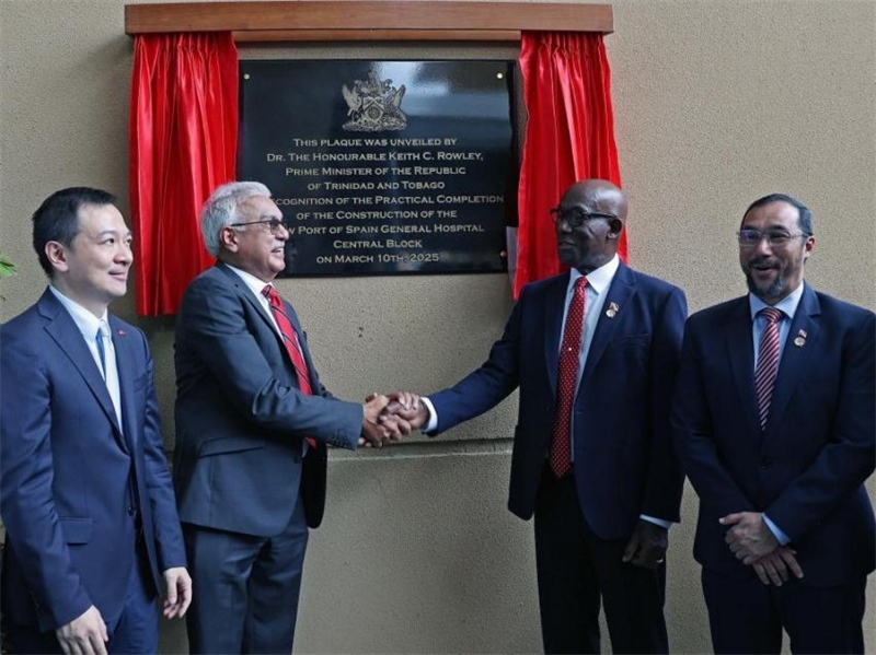 特多總理基思·羅利（右二）等特方政要、中國(guó)駐特多使館臨時(shí)代辦楊晗（左一）等出席西班牙港總醫(yī)院項(xiàng)目揭幕儀式。中國(guó)鐵建（加勒比）有限公司供圖