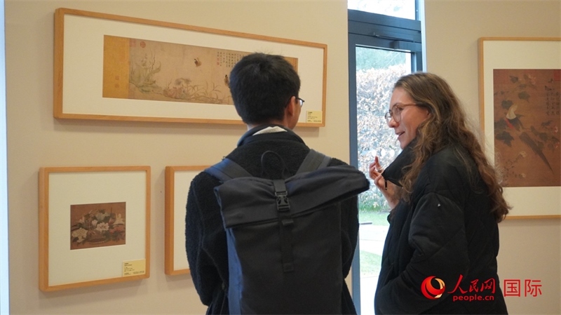 劍橋大學(xué)學(xué)者參觀宋畫特展。人民網(wǎng) 徐量攝