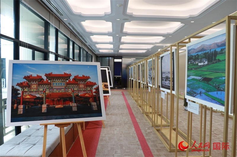 “遇見(jiàn)”攝影展現(xiàn)場(chǎng)。朱瀟逸攝