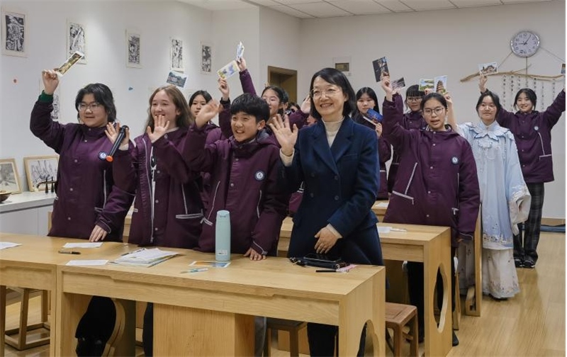 匡園初步部校長鐘演發(fā)言。