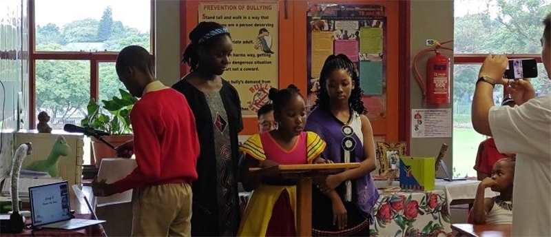 南非學(xué)生介紹南非。