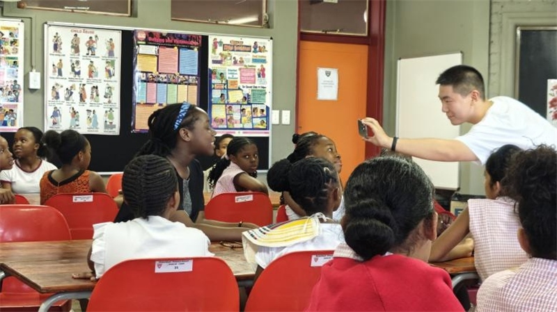 南非學(xué)生現(xiàn)場提問。