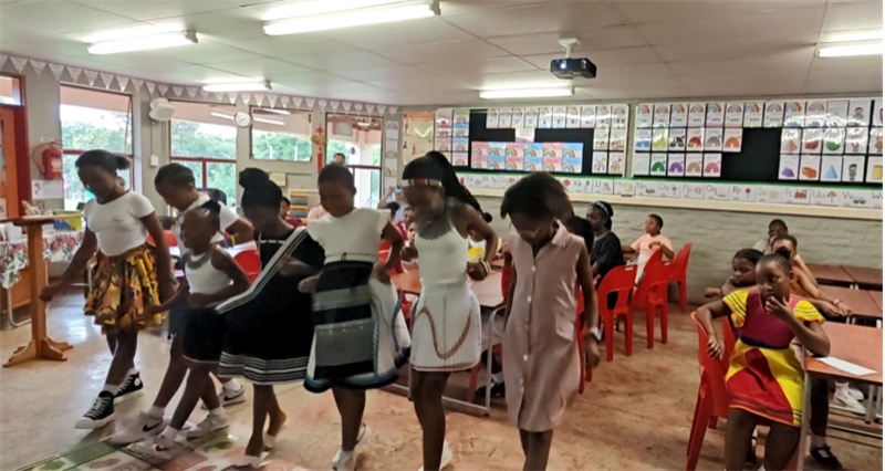 南非學(xué)生表演非洲歌舞，