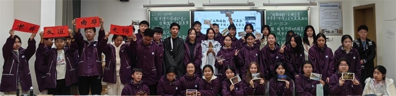 中南學(xué)生合影留念。