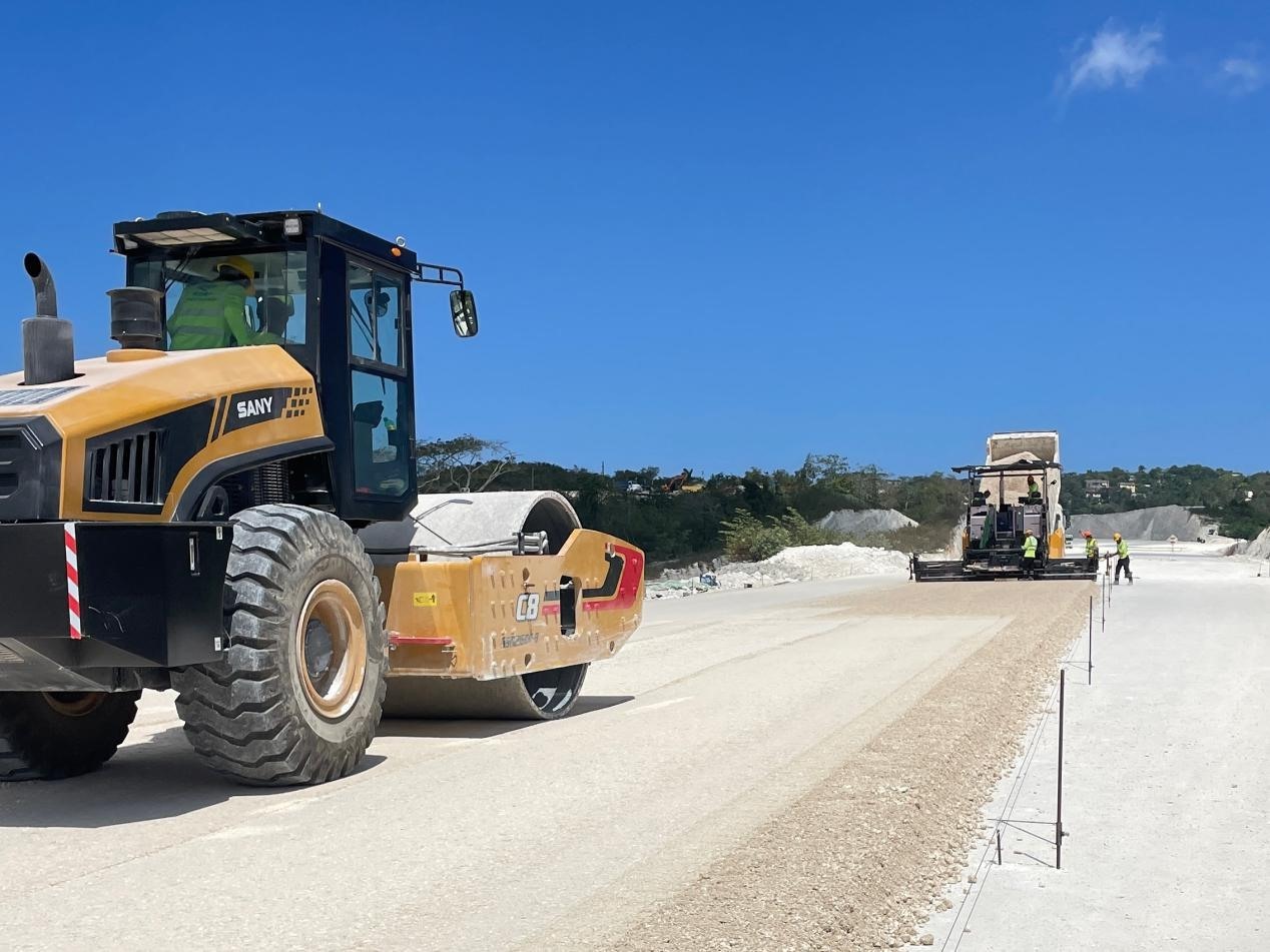 圖為中企承建的牙買加蒙特哥貝繞城路項目基層試驗段正在進行攤鋪和碾壓施工，相關(guān)施工工作已于日前順利完成。中國港灣美洲區(qū)域公司供圖