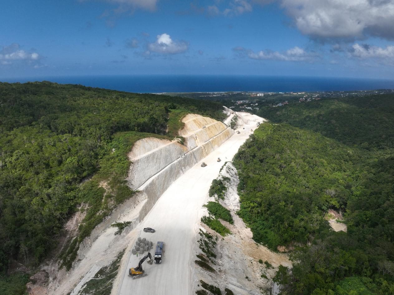 圖為中企承建的牙買加蒙特哥貝繞城路項目基層試驗段正在進行攤鋪和碾壓施工，相關(guān)施工工作已于近日順利完成。中國港灣美洲區(qū)域公司供圖
