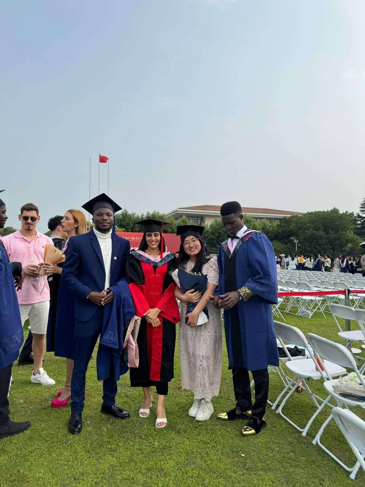 卡友琪（右三）在中國獲得學(xué)位后與同學(xué)合影。受訪者供圖