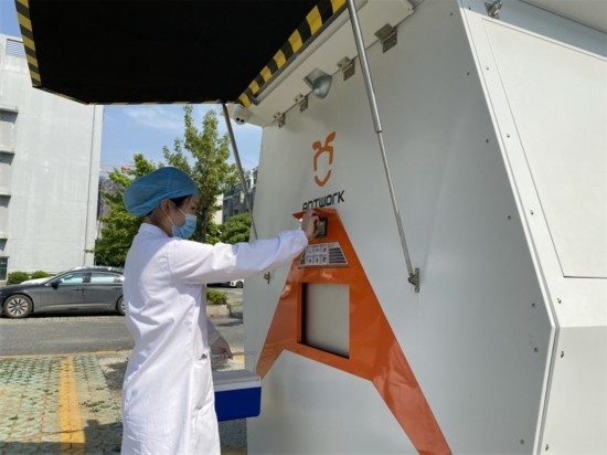 醫(yī)院接收無人機送來的醫(yī)療樣本。受訪者供圖
