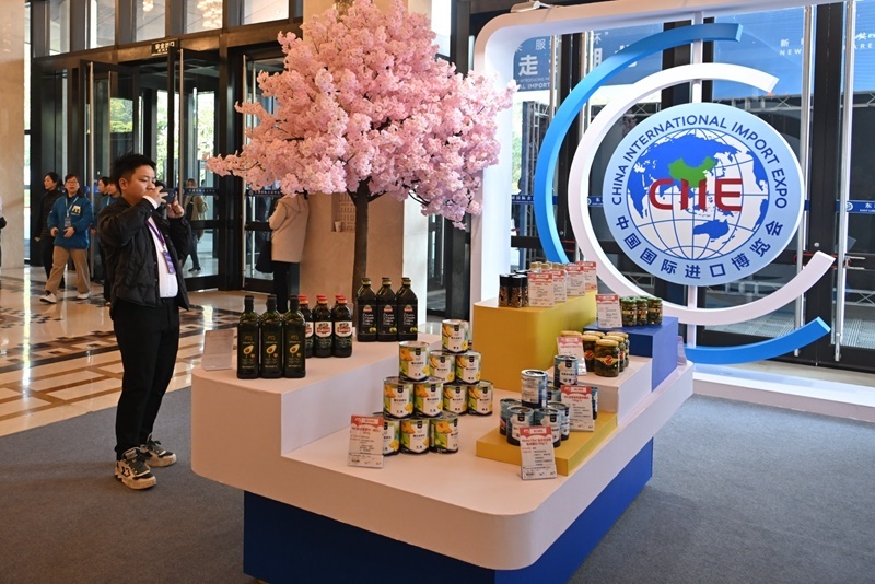 參會(huì)嘉賓在“進(jìn)博會(huì)走進(jìn)湖北”活動(dòng)主題推介會(huì)展區(qū)拍攝。人民網(wǎng)記者 翁奇羽攝