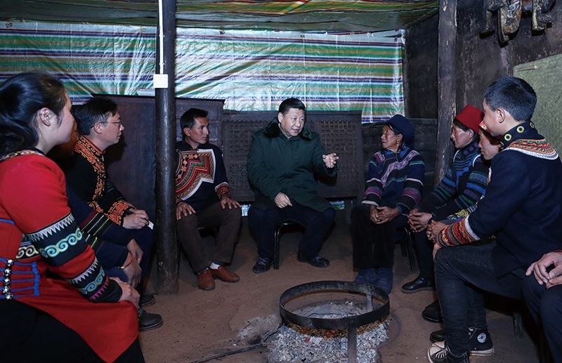 △2018年2月11日，四川涼山彝族自治州昭覺縣三岔河鄉(xiāng)三河村，習(xí)近平總書記來到村民節(jié)列俄阿木家中看望。