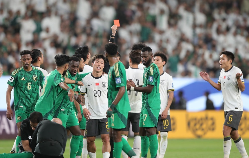 3月20日，主裁判向中國隊(duì)球員林良銘出示紅牌。新華社記者 王東震 攝