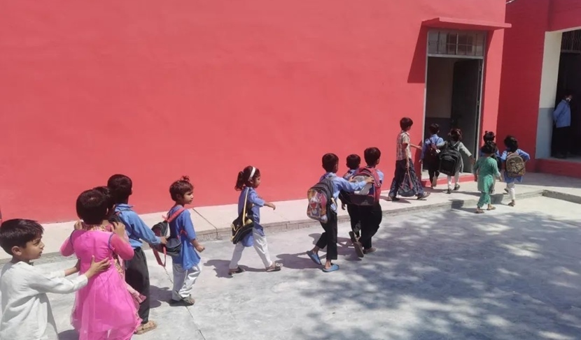 同學(xué)們走進修繕一新的校園。中國電建集團湖北工程有限公司供圖