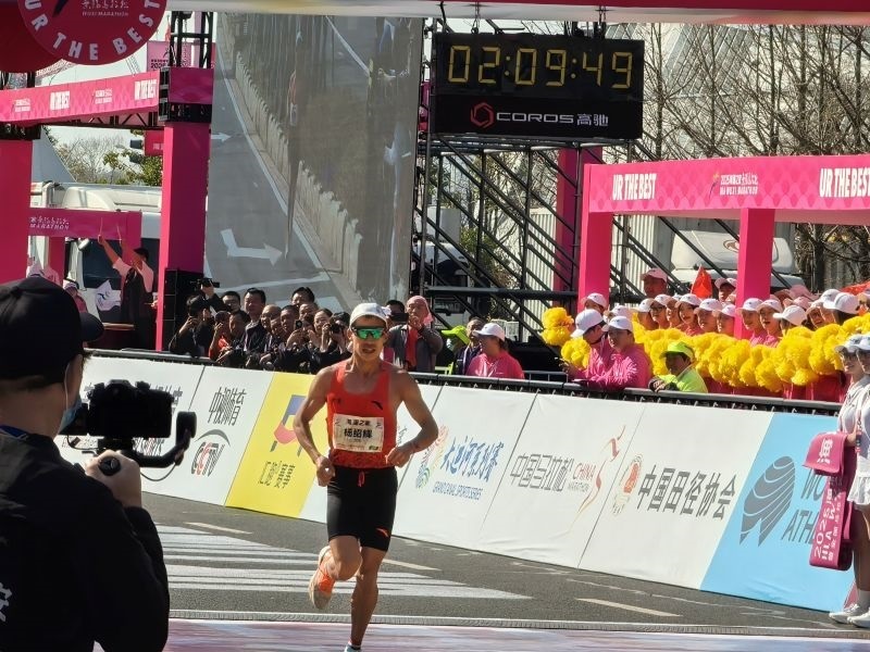 楊紹輝通過比賽終點(diǎn)。 人民網(wǎng)記者 楊磊攝