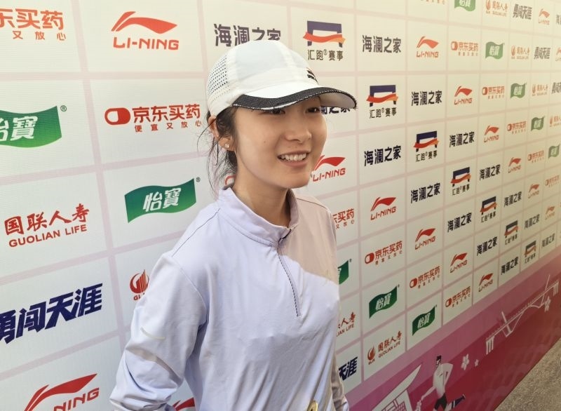 徐冰潔賽后接受采訪。 人民網(wǎng)記者 楊磊攝