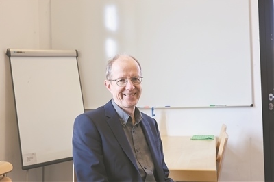 德國物理學(xué)會主席、雷根斯堡大學(xué)凝聚態(tài)物理學(xué)家克勞斯·里希特教授。駐德國記者 李山攝