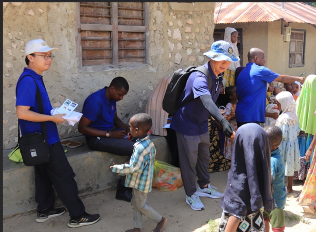 專家組向村民發(fā)放健康教育手冊和健康教育用品。專家組供圖