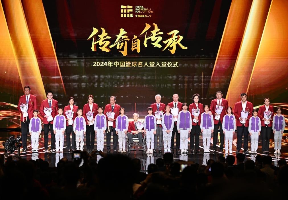 3月23日，在場的各屆中國籃球名人堂入堂人物在入堂儀式上合影留念。新華社記者 陳鐘昊 攝
