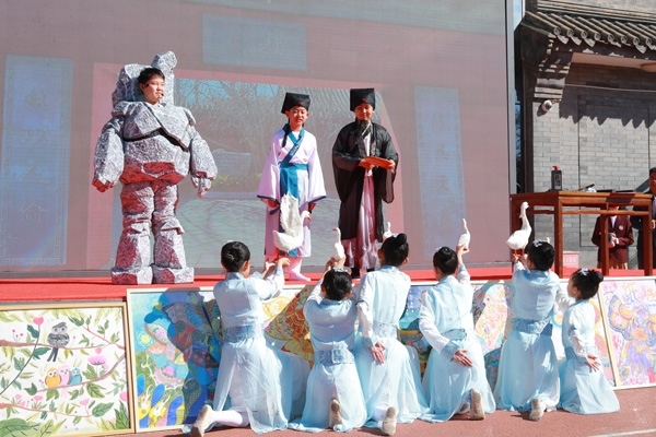 展覽開幕式上，府學(xué)學(xué)子上演情景劇《鵝池》。府學(xué)胡同小學(xué)供圖