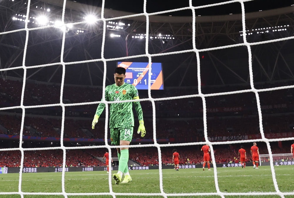 3月25日，中國隊守門員王大雷在球隊丟球后。新華社記者 曹燦 攝