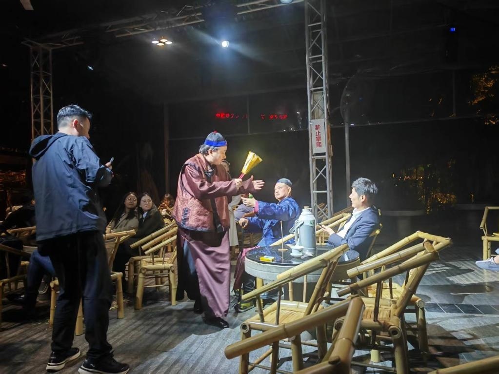 3月24日，《鶴鳴傳奇》在四川省成都市人民公園鶴鳴茶社演出。新華社記者 張海磊 攝