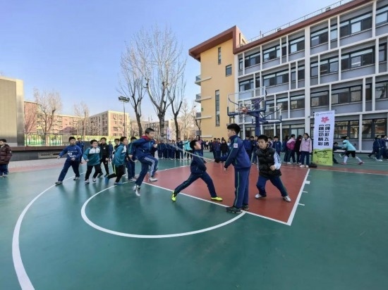 北京師范大學(xué)實(shí)驗(yàn)小學(xué)開(kāi)展跳繩比賽。