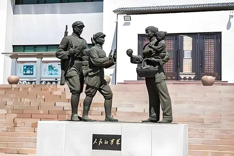 錦州蘋果廉政文化展覽館前的《人民的蘋果》主題雕塑。（由遼沈戰(zhàn)役紀(jì)念館供圖）