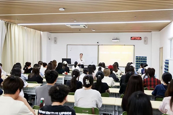 深圳職業(yè)技術(shù)大學(xué)黨委副書記、校長許建領(lǐng)為學(xué)生授課。學(xué)校供圖