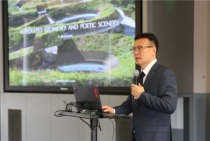 李興鋼院士做題為《勝景幾何》的主旨報(bào)告?；顒?dòng)主辦方供圖